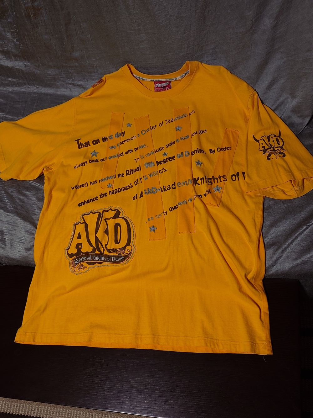 Akademiks Men's Bright Yellow Graphic Tee Vintage 90s Very Unique XXL